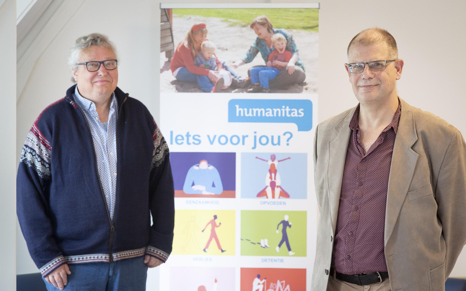 Bert Janmaat (links), scheidend voorzitter Humanitas, samen met de nieuwe voorzitter Harry Baalman.