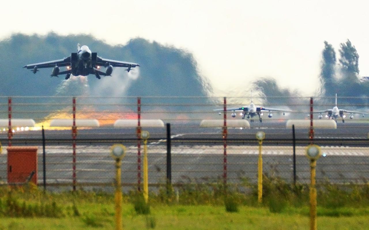 Enkele deelnemers aan de Wapeninstructeurs Cursus kiezen het luchtruim vanaf de Vliegbasis Leeuwarden. Het zijn Duitse Tornado?s die gespecialiseerd zijn in elektronische oorlogsvoering. Enkele deelnemers aan de Wapeninstructeurs Cursus kiezen het luchtruim vanaf de Vliegbasis Leeuwarden. Het zijn Duitse Tornado?s die gespecialiseerd zijn in elektronische oorlogsvoering.