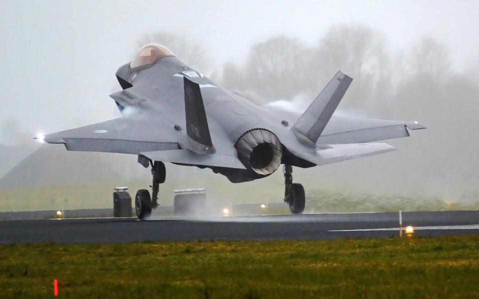 Het sterkste wapen waarover de Nederlandse defensie beschikt: een F-35 gevechtsvliegtuig. Het toestel landt hier tijdens slecht weer op de thuisbasis Leeuwarden.