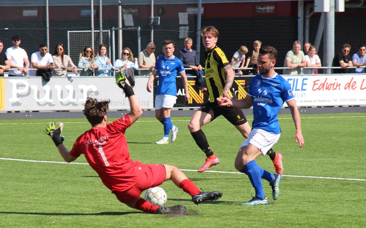 Tom Heerkes stuit op doelman Moreno Zwarteveld. Tom Heerkes stuit op doelman Moreno Zwarteveld.