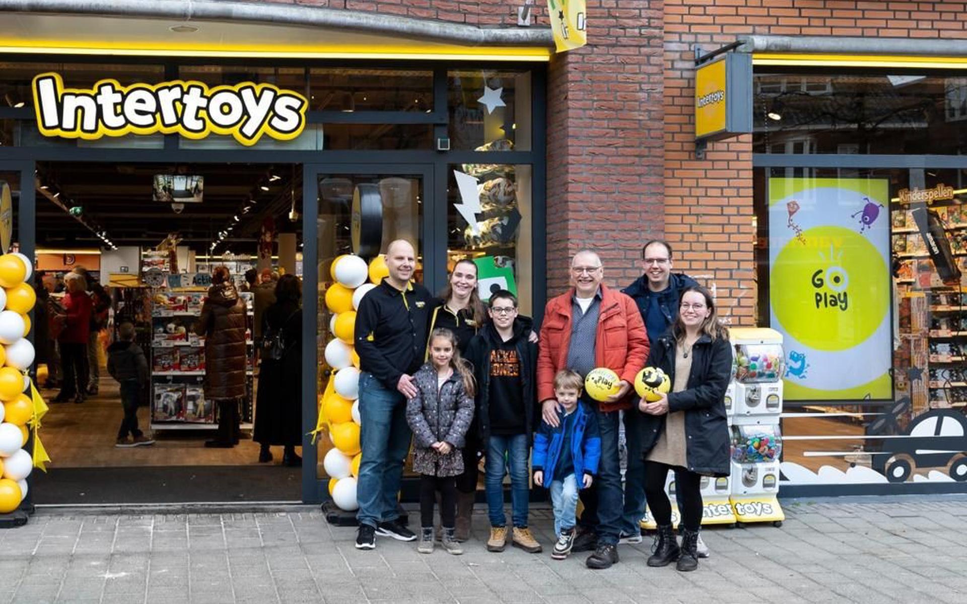 Conform vervormen aan de andere kant, Intertoys Hoogeveen opent XL-winkel: Met een ruim assortiment van speelgoed  en multimedia - Hoogeveensche Courant