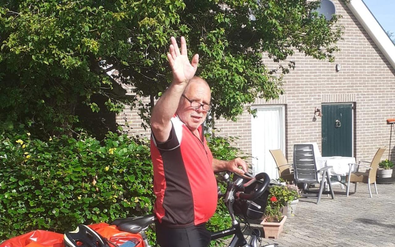 Jan Veerbeek aan het begin van zijn tocht van Nieuwlande naar Zweden. Jan Veerbeek aan het begin van zijn tocht van Nieuwlande naar Zweden.
