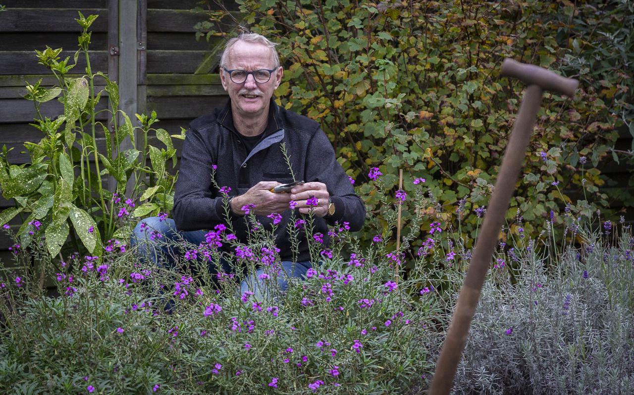 De 72-jarige ex-profvoetballer Bert Kip houdt van wandelen, biljarten en tuinieren.