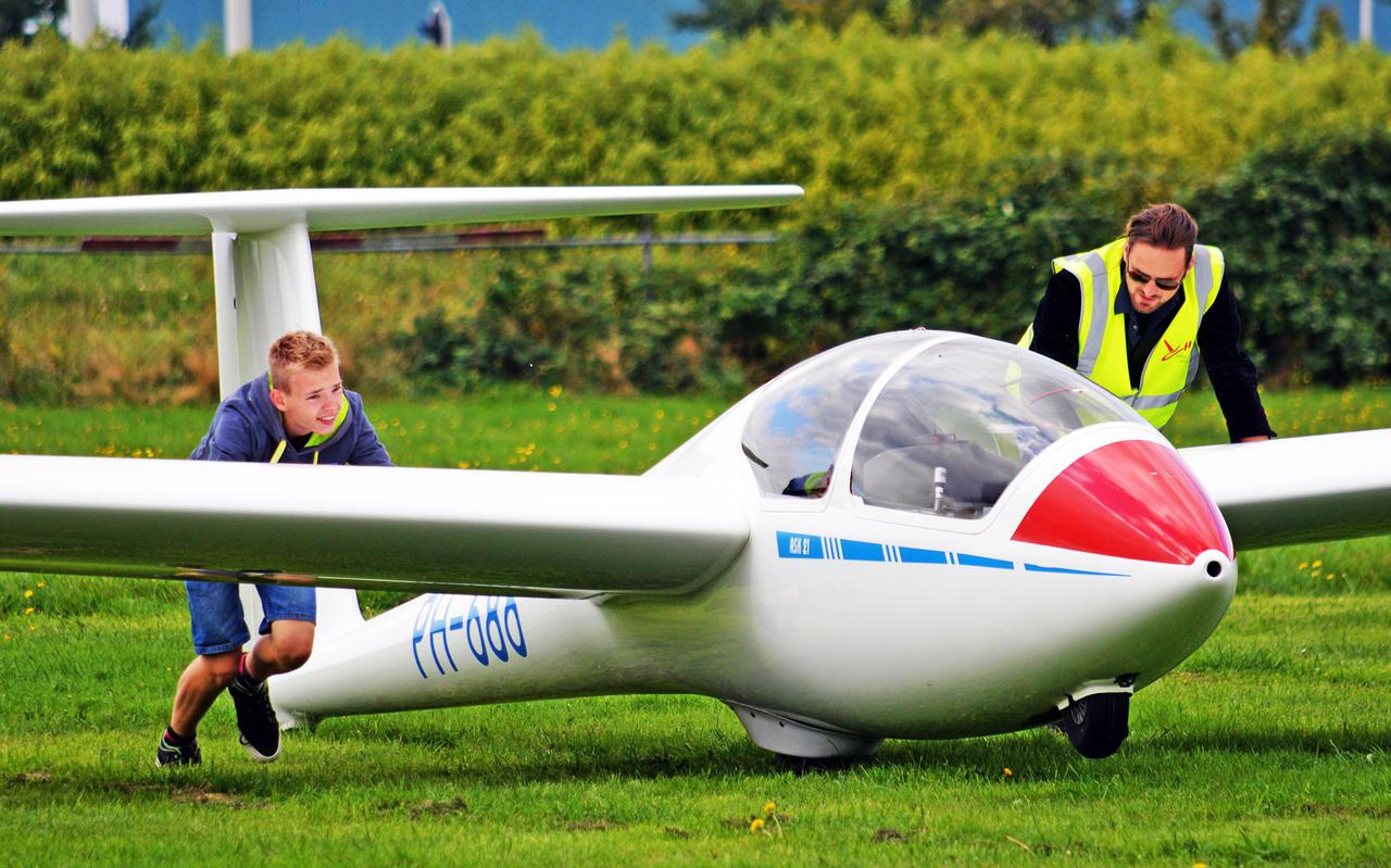 Dit hoort er ook bij als je lid bent van een zweefvliegclub: vliegtuigen in startpositie zetten.