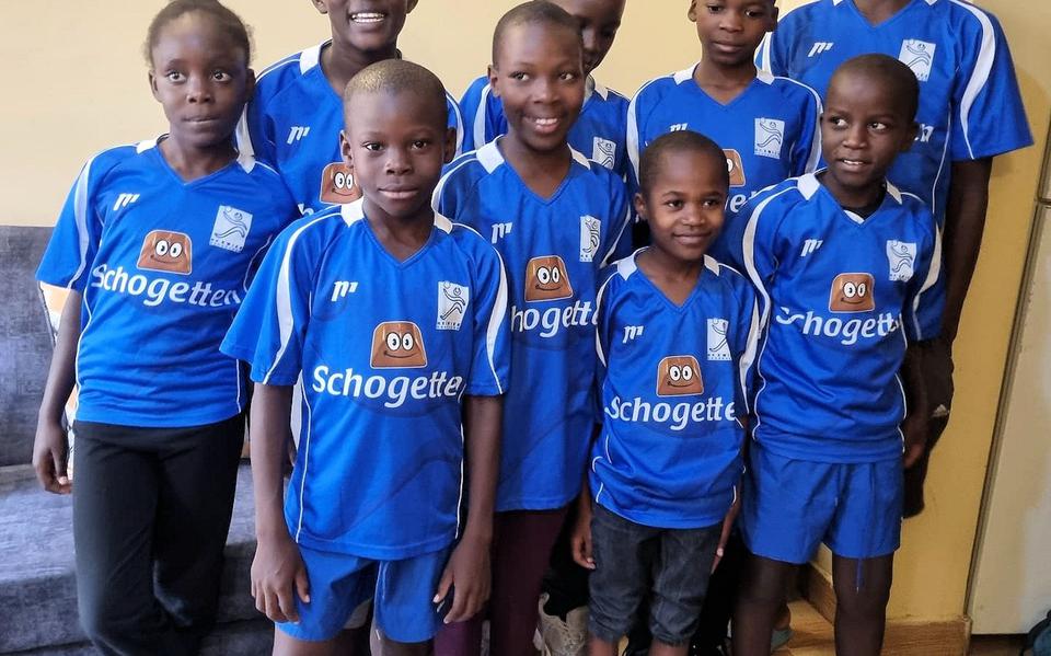 De kinderen kregen shirtjes van handbalvereniging Kwiek.