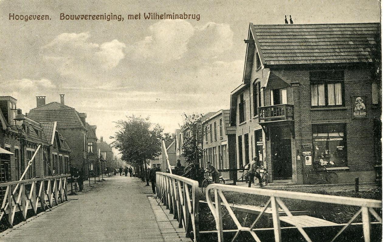 Kijkend vanaf de Wilhelminabrug recht de Wilhelminastraat in. De brug lag vroeger over het Noordsche Opgaande, de latere Willemskade. In het pand rechts op de hoek zit tegenwoordig een toko.