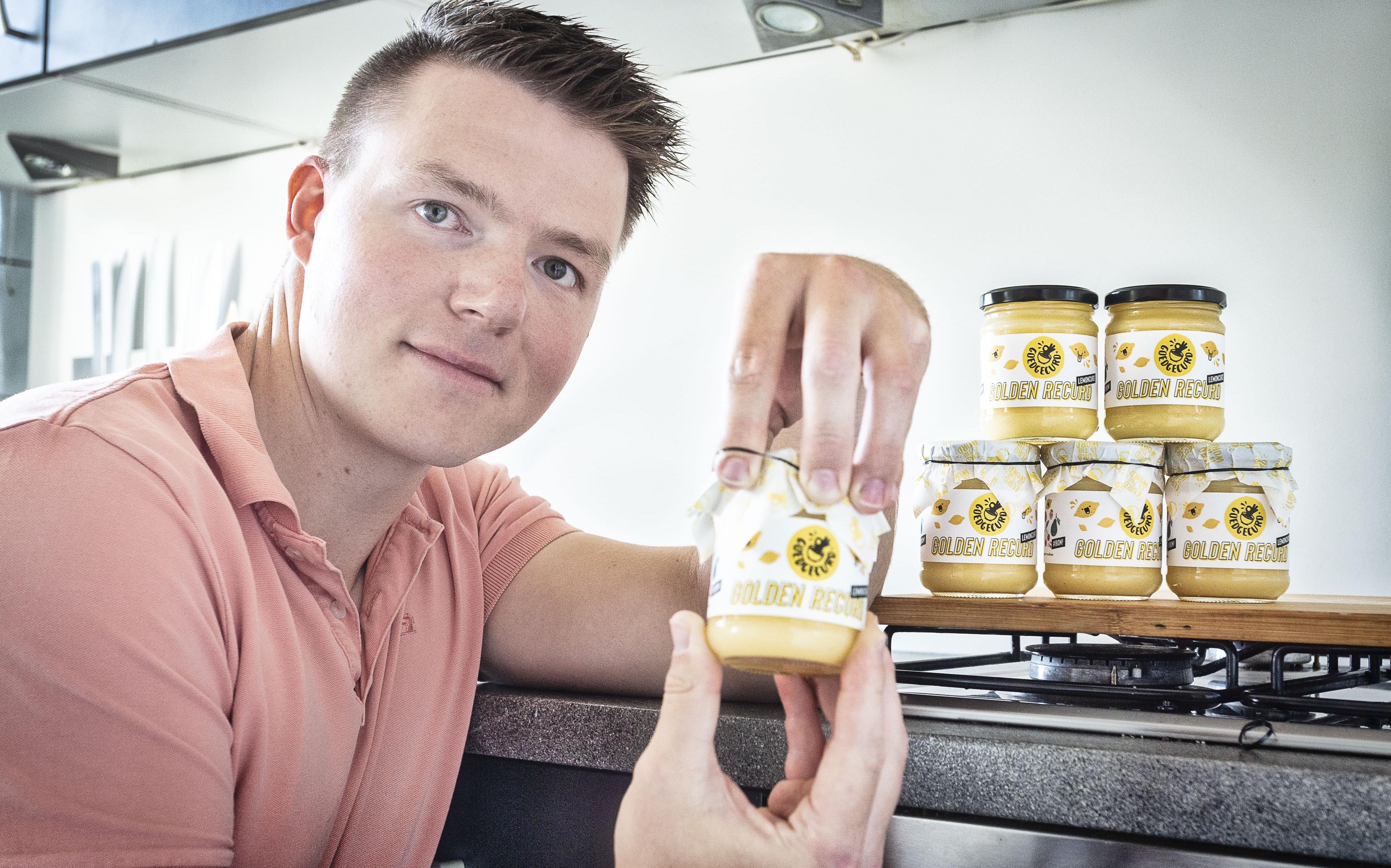 Maikel Rabbers maakt curds volgens Brits recept, nu nog in zijn eigen keuken in Hoogeveen. Maikel Rabbers maakt curds volgens Brits recept, nu nog in zijn eigen keuken in Hoogeveen.