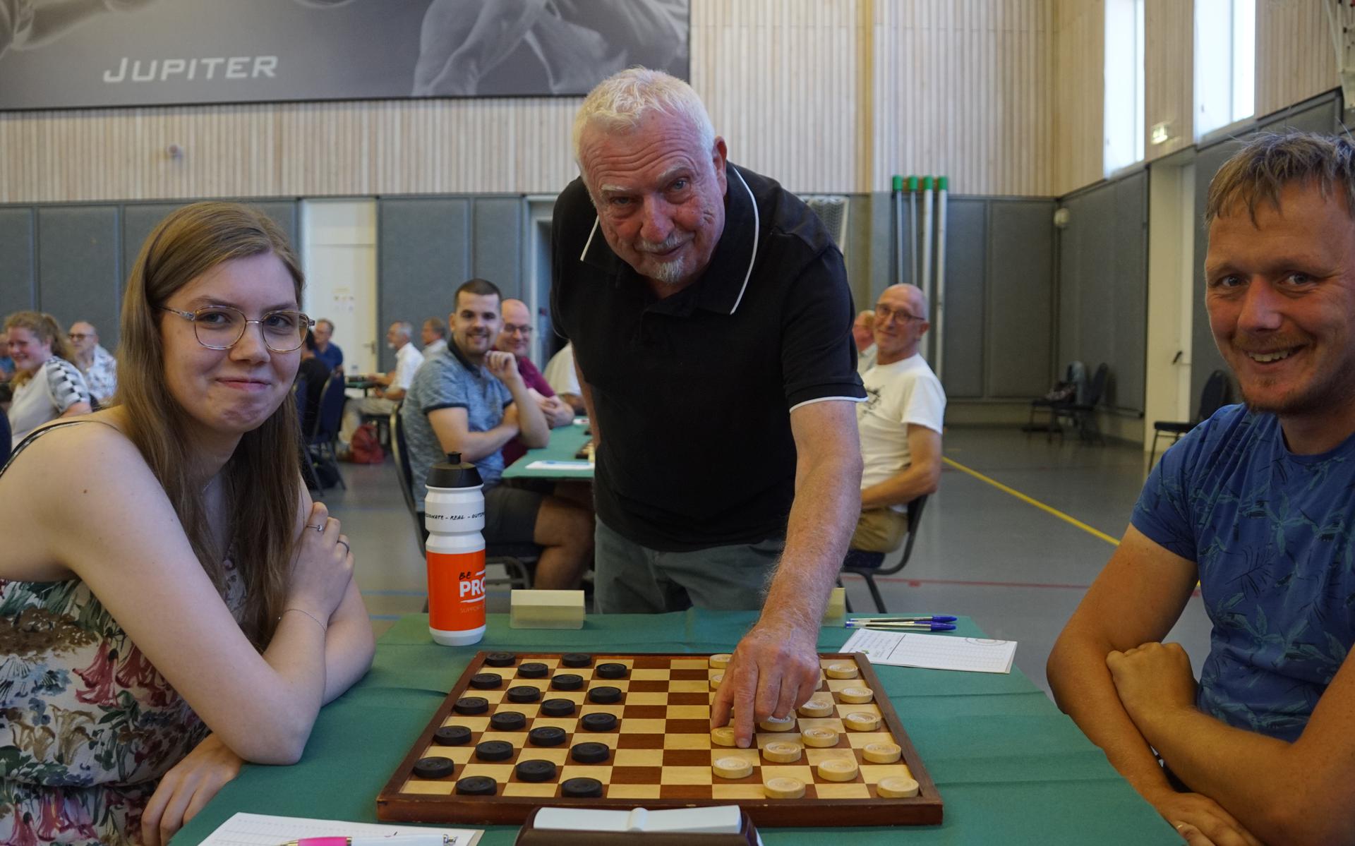 Openingszet aan het bord van Europees kampioen Lisa Scholtens van damclub HDC Hoogeveen.