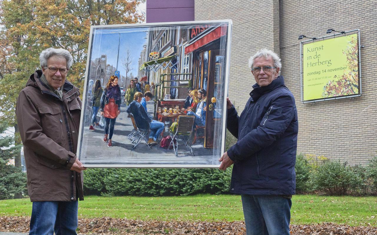 Bé Geurtsen en Klaas Dozeman zijn druk bezig met de voorbereidingen van Kunst in de Herberg.
