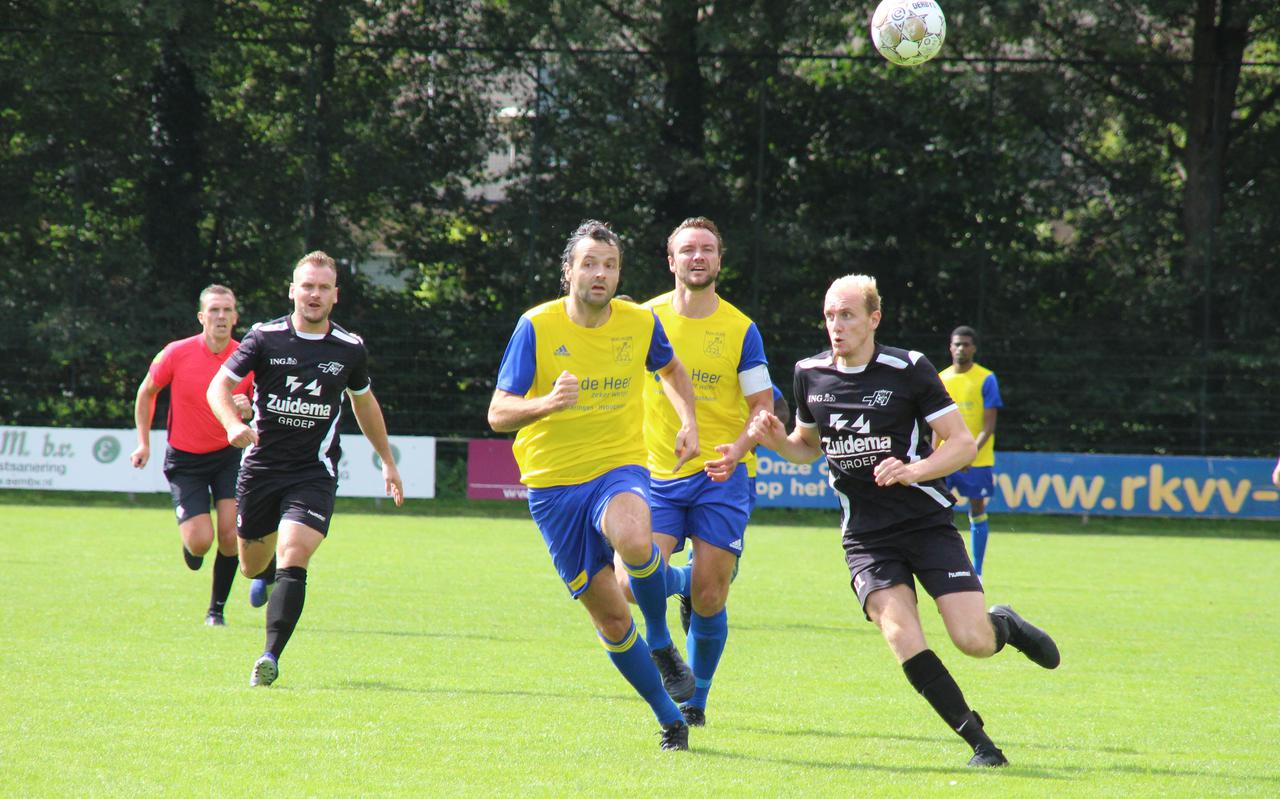 Een fragment uit de wedstrijd die Hoogeveen zondag vorig seizoen  speelde tegen Velsen.