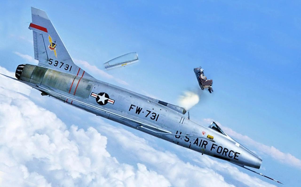 George Smith werd op een dag gedwongen om zijn onklaar geraakte F-100 Super Sabre per schietstoel te verlaten met een supersonische snelheid.