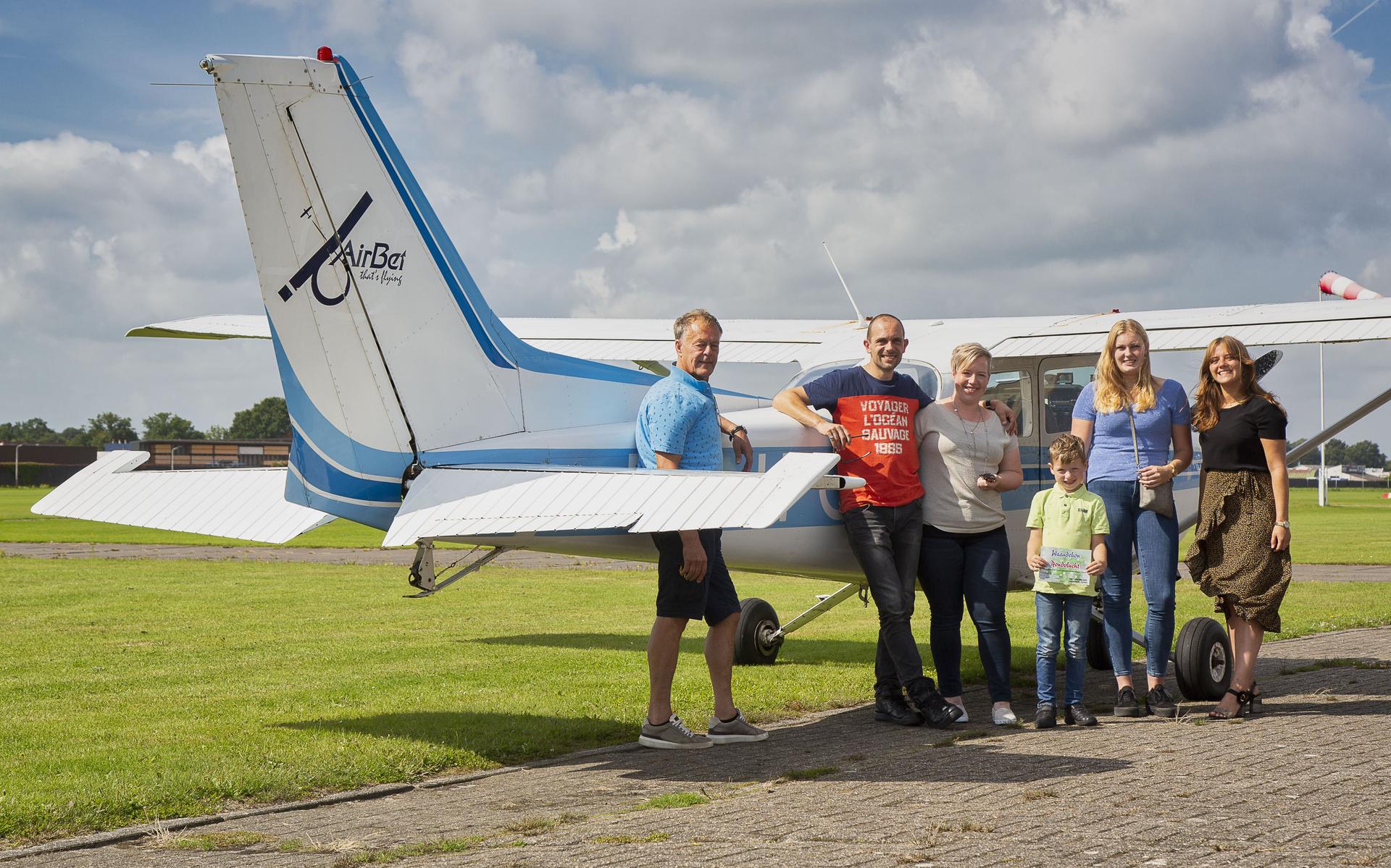 Van links naar rechts piloot/eigenaar Betty Pereboom, de familie Rook en de A28-medewerksters Daniëlle Zandwijk en Lisa Kwakernaat.