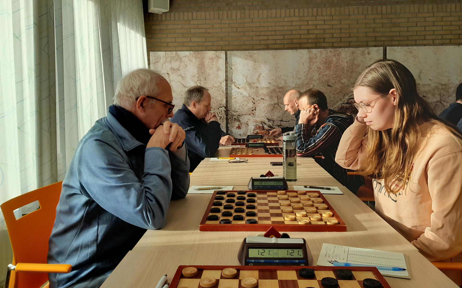 Lisa Scholtens (rechts) behaalde een prachtig punt tegen damlegende Harm Wiersma.