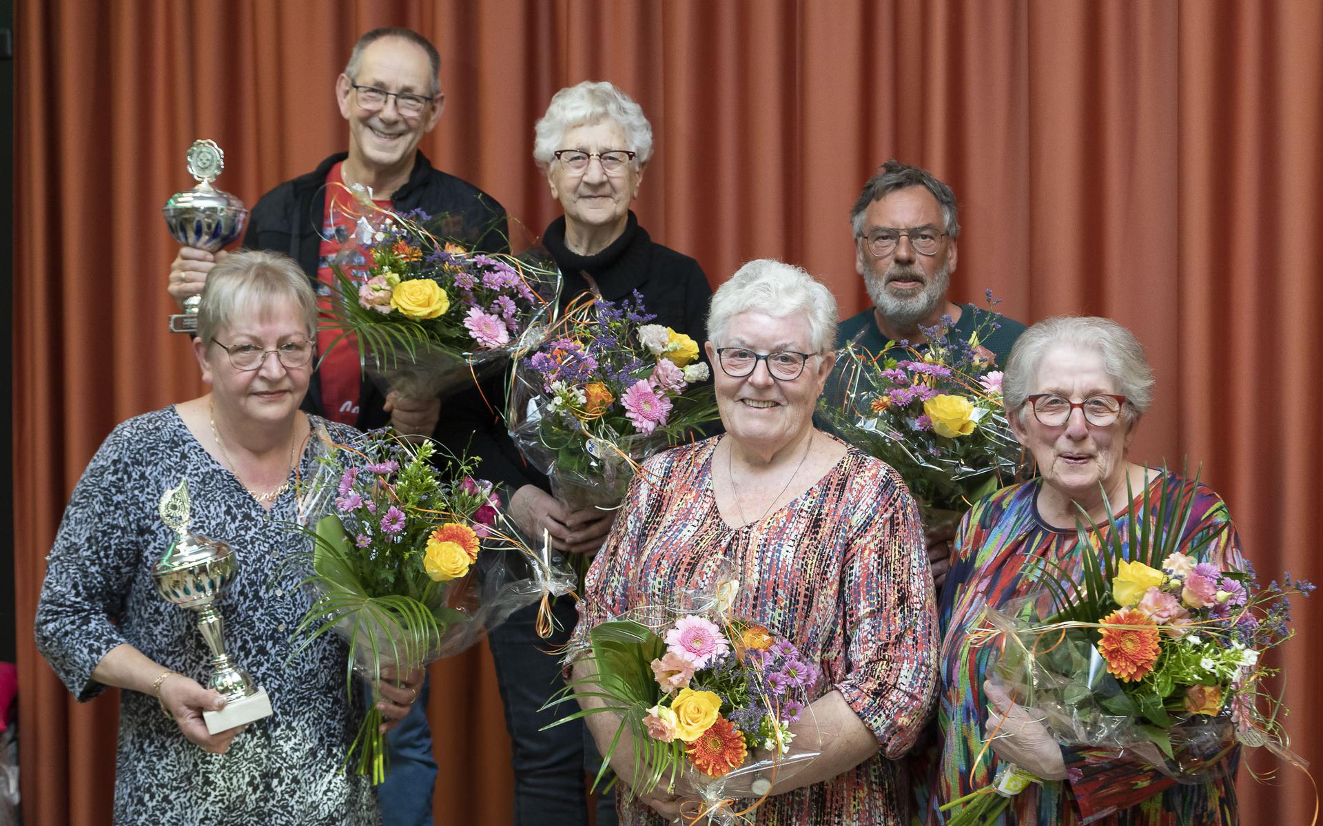 Kaartkampioenen Westersluis in Het Oor. Op de foto van links naar rechts (boven) Albert Koster, Nies Okken en Bert Smand. Onder: Dineke Nijstad, Dineke Marissen en Marja Boom. 
