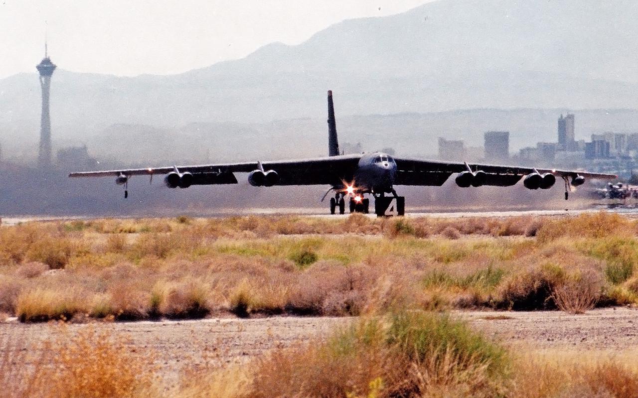 Dat de Nellis vliegbasis vlakbij Las Vegas ligt, is op deze foto van een opstijgende B-52 bommenwerper goed te zien. Links de bekende Stratosphere Tower in hartje Las Vegas.
