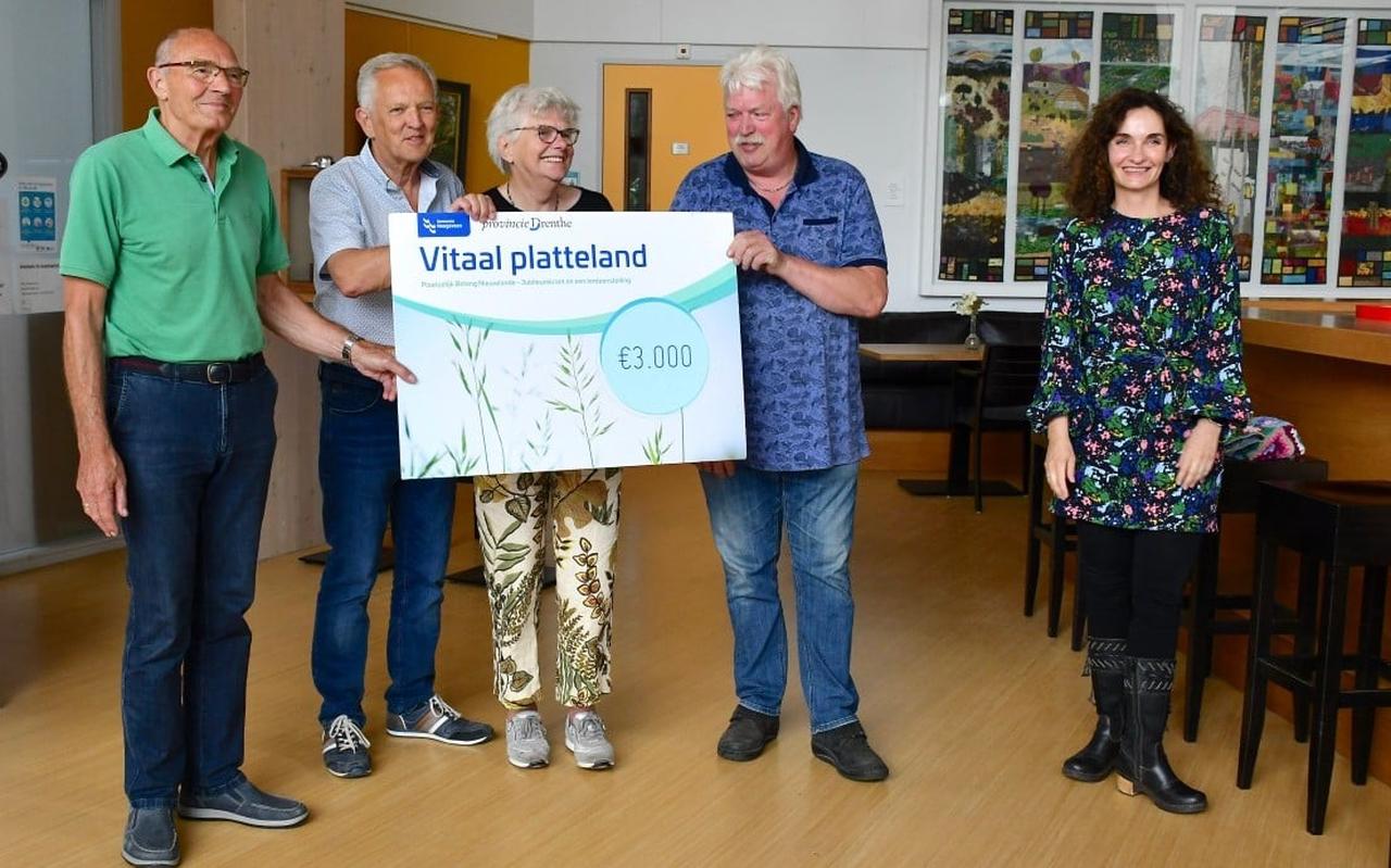 Het bestuur van Plaatselijk Belang Nieuwlande is blij met de bijdrage. Rechts wethouder Janita Tabak. Het bestuur van Plaatselijk Belang Nieuwlande is blij met de bijdrage. Rechts wethouder Janita Tabak.