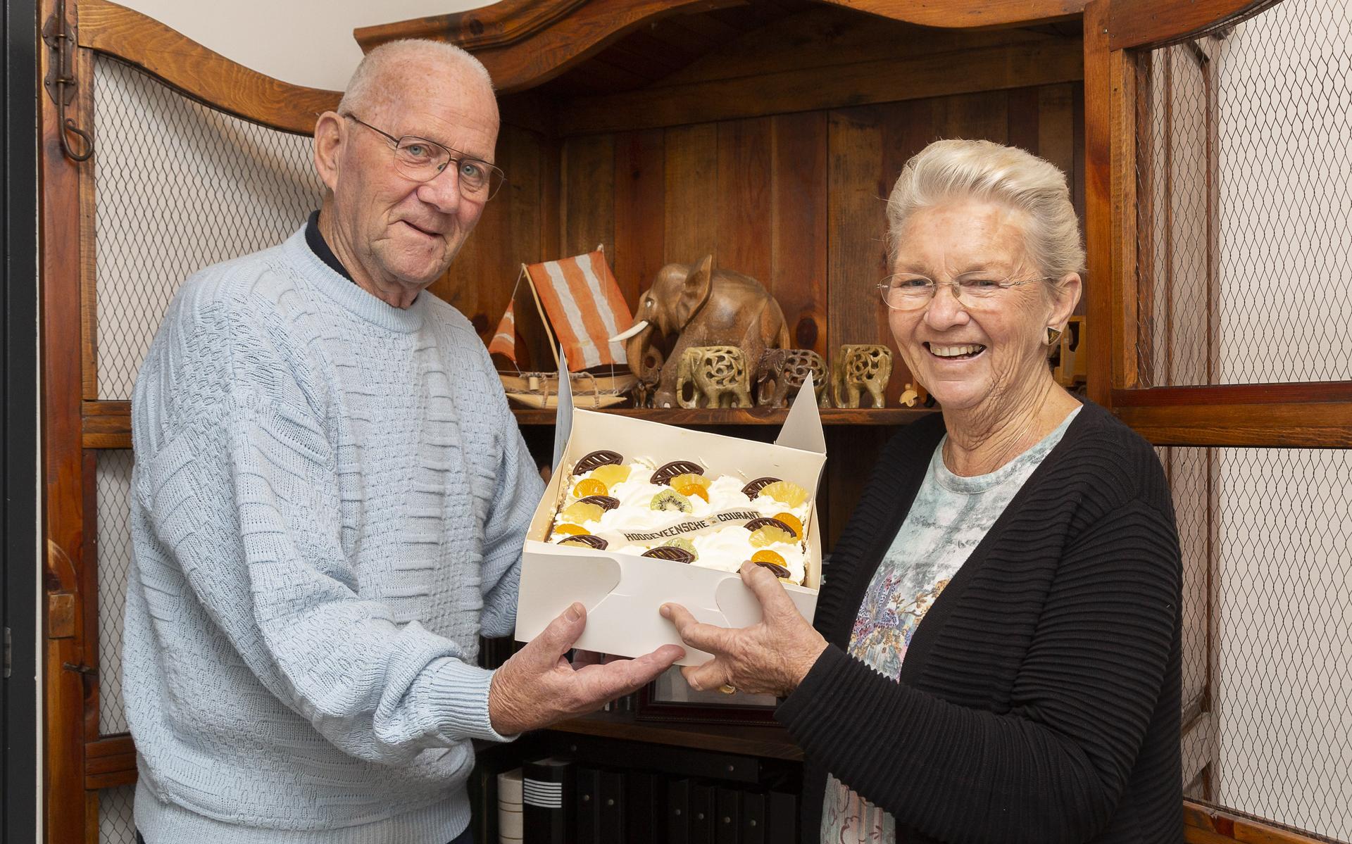Wim en Dinie Kramer krijgen de taart van de week. Ze stoppen met hun werk voor Sri Lanka.