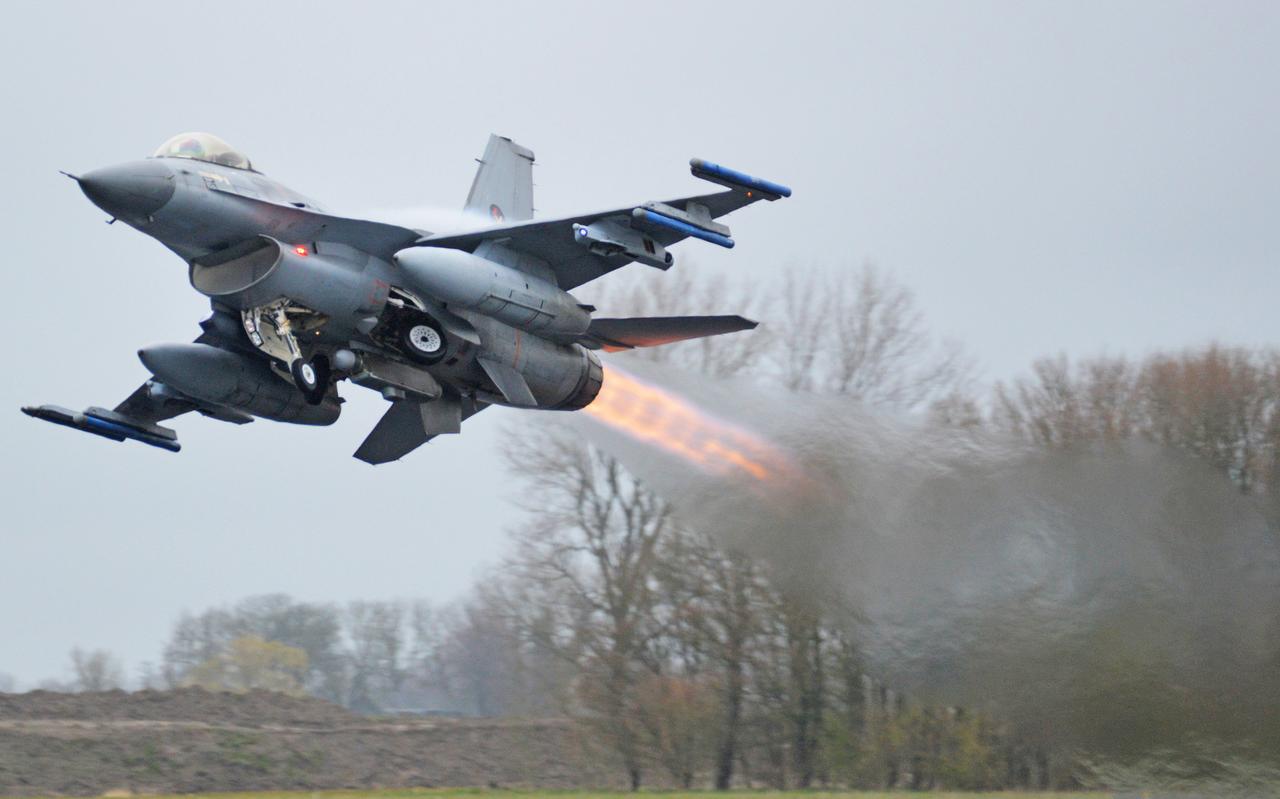 Een F-16 van de Koninklijke Luchtmacht kiest tijdens Frisian Flag met ontstoken nabrander het luchtruim vanaf de Vliegbasis Leeuwarden. Een F-16 van de Koninklijke Luchtmacht kiest tijdens Frisian Flag met ontstoken nabrander het luchtruim vanaf de Vliegbasis Leeuwarden.
