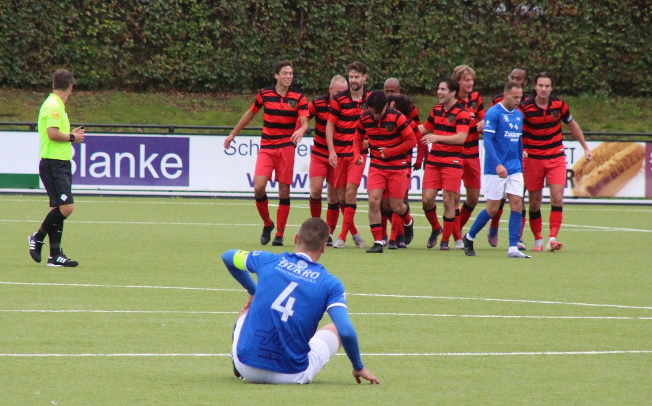Levon van Dijk ziet lijdzaam toe hoe zijn ploeg een 2-0 voorsprong heeft weggegeven. Levon van Dijk ziet lijdzaam toe hoe zijn ploeg een 2-0 voorsprong heeft weggegeven.