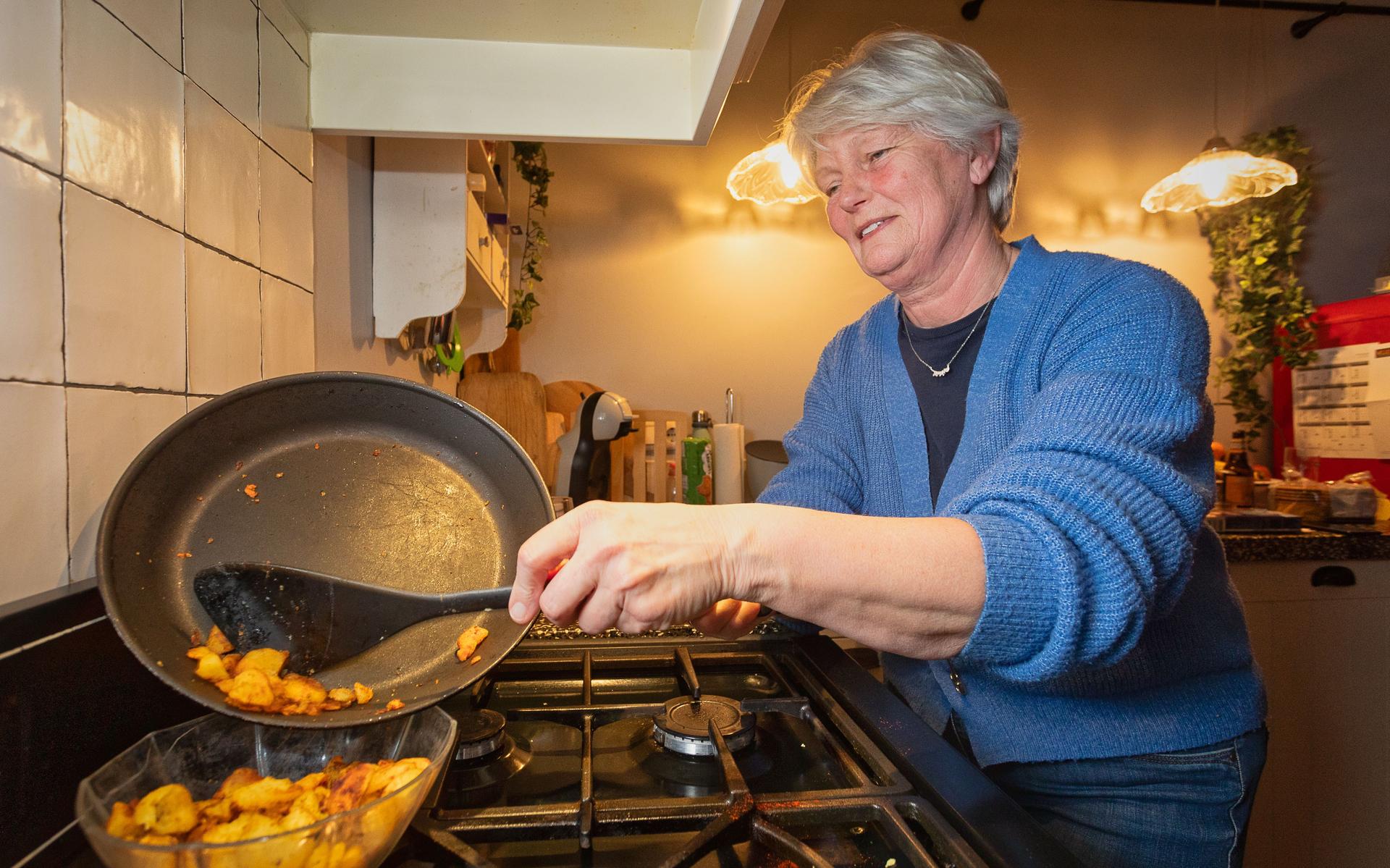 Elke twee weken koken voor alleenstaanden in Elim. 'Boerenkool met worst gaat er altijd wel in'