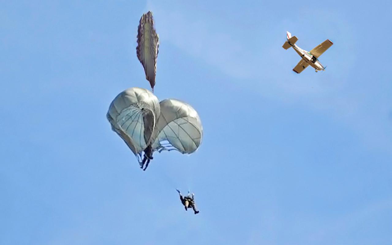 In haar val was Madeleine op de parachute van Beaussant gevallen en die had in een reflex het fladderend uiteinde van haar parachute te pakken gekregen.
