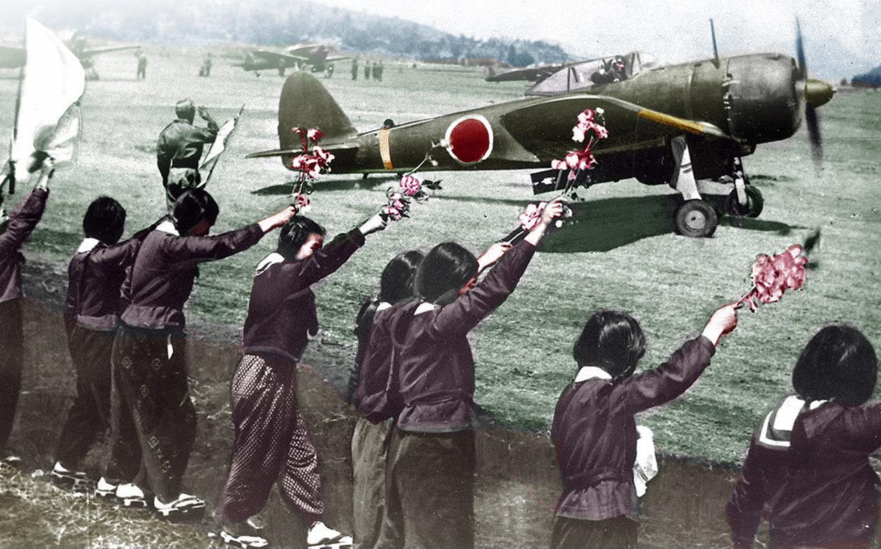 Kamikaze-piloten worden uitgezwaaid door vrouwelijke fans. In hun handen hebben ze kersenbloesems, het symbool van de Kamikazes.
