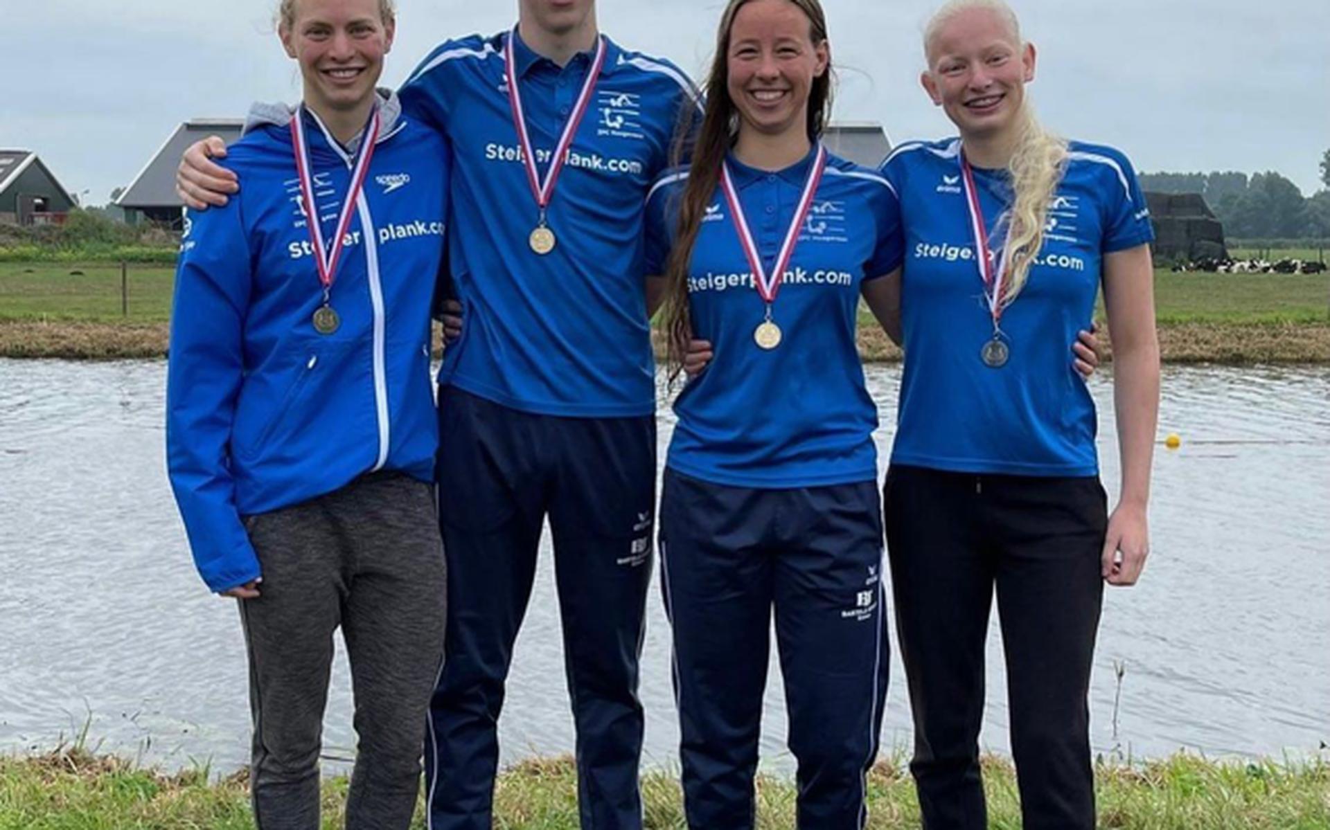 De trotse medaillewinnaars. Van links naar rechts: Alinda Dingshoff, Quinn Heerderik, Charlotte Wilbers en Dominique Dingshoff.