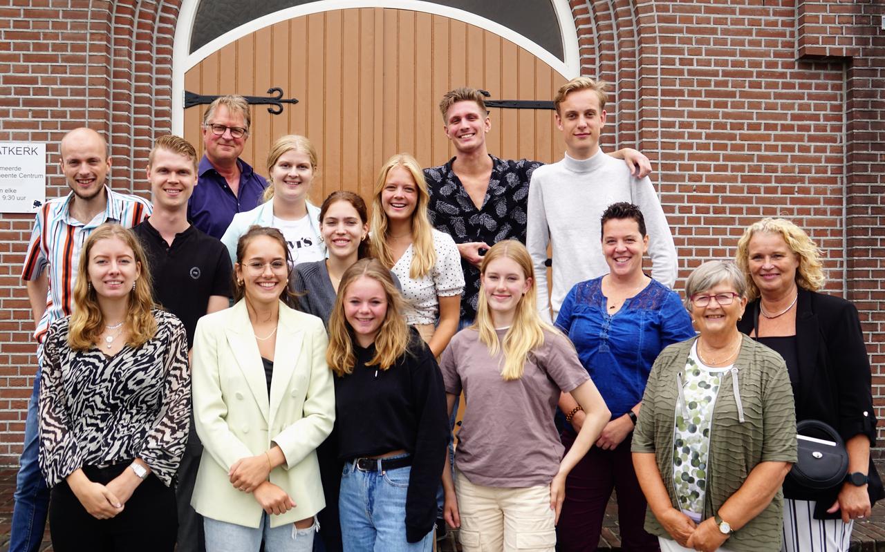 Twaalf jongeren uit de Oosterkerk en hun begeleiders stappen op 19 juli op het vliegtuig naar Gambia. Twaalf jongeren uit de Oosterkerk en hun begeleiders stappen op 19 juli op het vliegtuig naar Gambia.