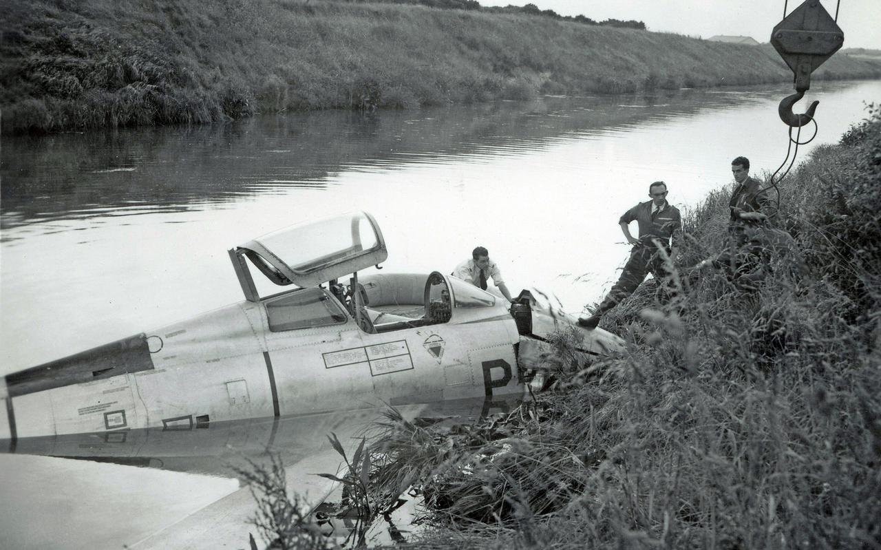 De Hoogeveense Luchtmachtvlieger Appie Lowijs belandde in 1961 na een mislukte start vanaf de basis Eindhoven met zijn Thunderstreak in het Beatrixkanaal. Hij kwam er met een paar natte voeten vanaf. 