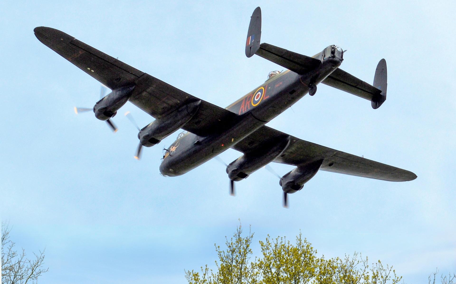 De Lancaster van de Battle of Britain Memorial Flight op 4 mei boven het Hoogeveense vliegveld. Het toestel is van onder zwart geverfd omdat er alleen 's nacht mee gevlogen werd.
