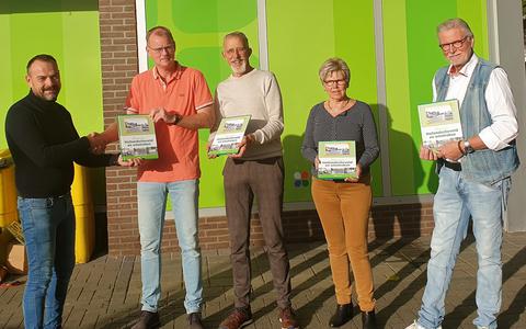 De Historische Kring Hoogeveen schenkt het eerste exemplaar aan de nieuwe PLUS.