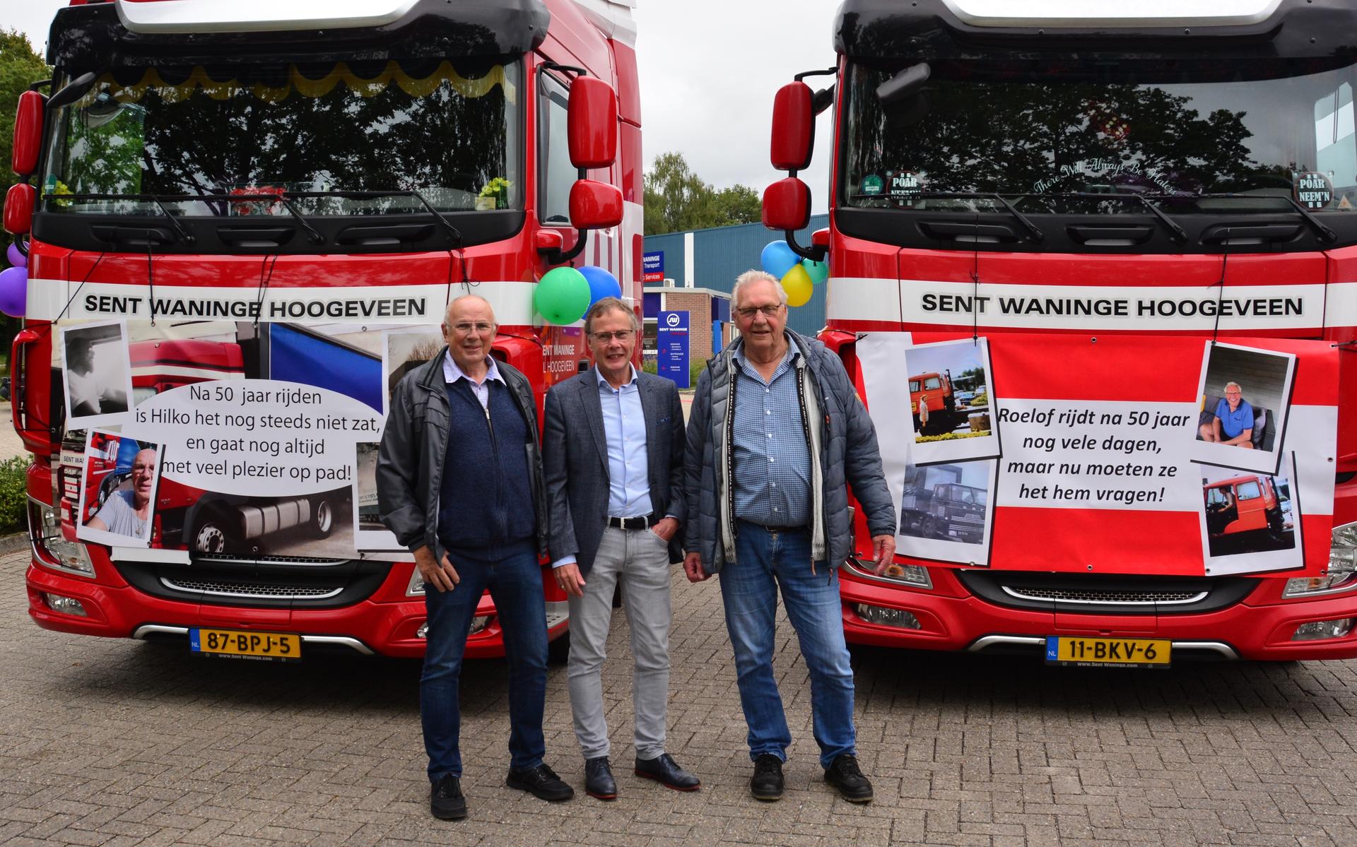Hilko van de Beld (links) en Roelof Geuzinge zijn al 50 jaar chauffeur bij Sent Waninge. Directeur Jantinus Waninge (midden is er trots op.