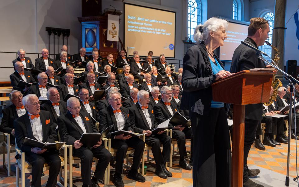 Schrijver Marga Kool las vorige jaar tijdens het Oranjeconcert van HCM voor in het Drents.