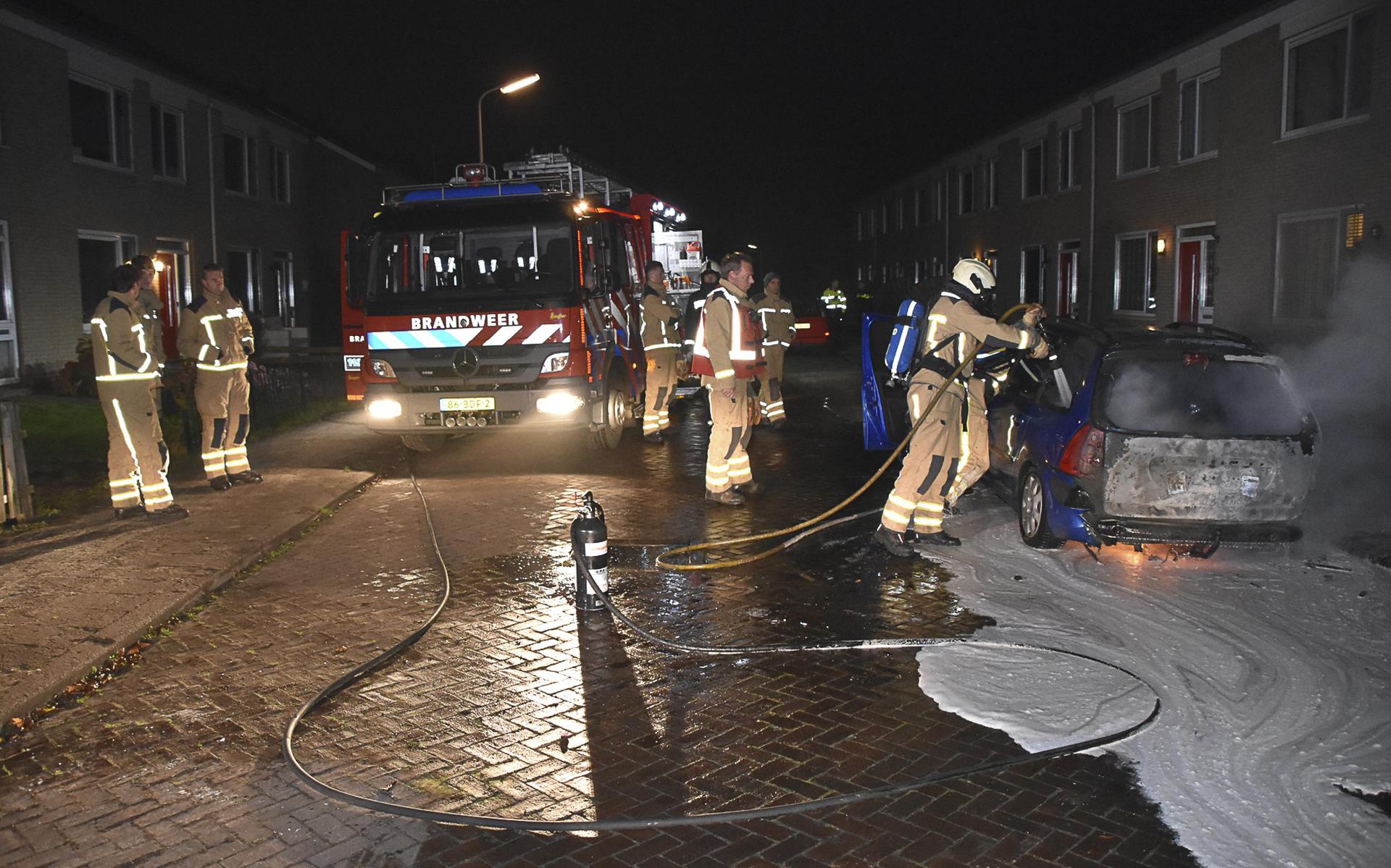 Ook voor de autobranden in De Grutto rukten de Hoogeveense brandweervrijwilligers uit. 