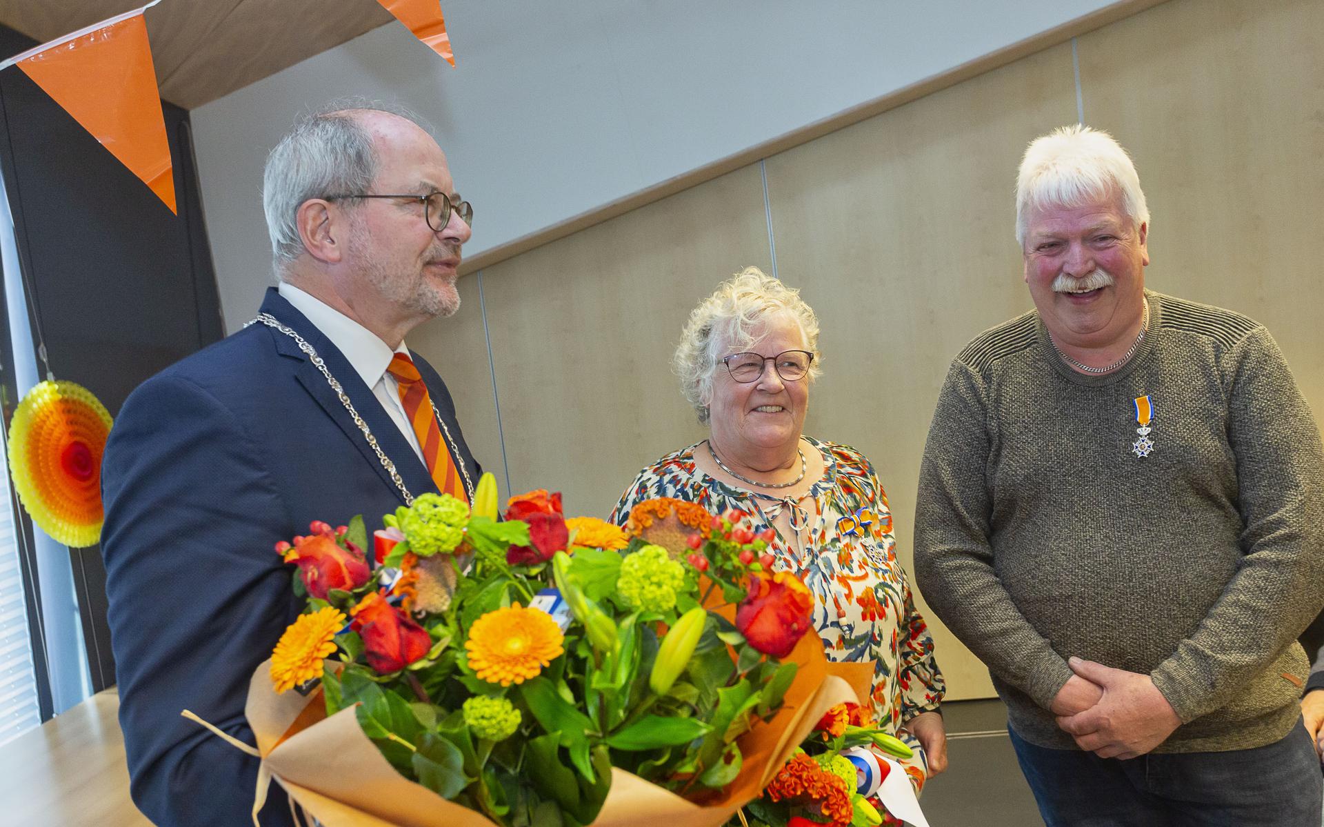 Koninklijke Onderscheiding voor Henk en Henriëtte Zuidema in MFC De Opsteker.