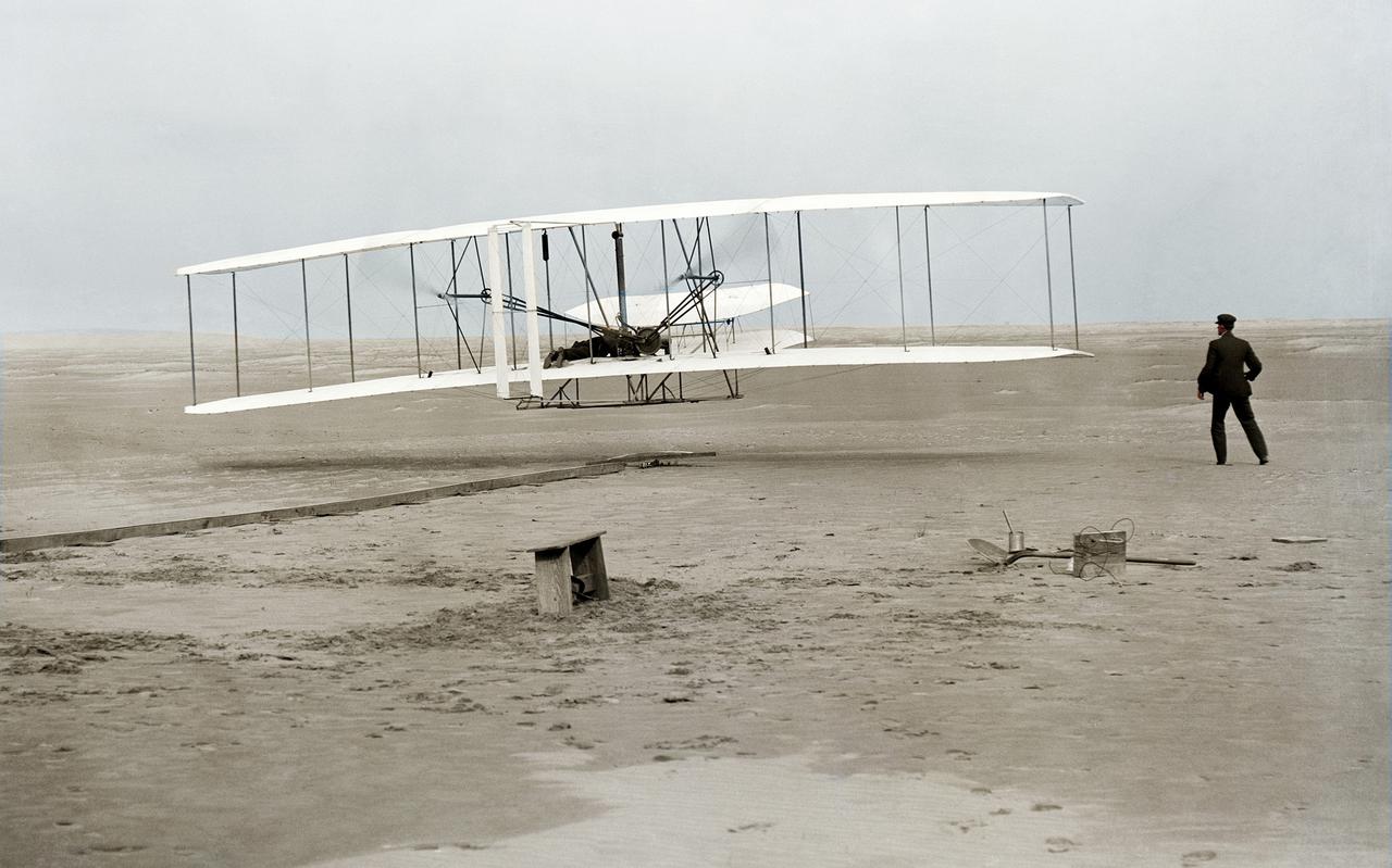 De eerste vlucht van de Wright Flyer op 17 december 1903. Dit is misschien wen de meest legendarische foto uit de geschiedenis van de luchtvaart.