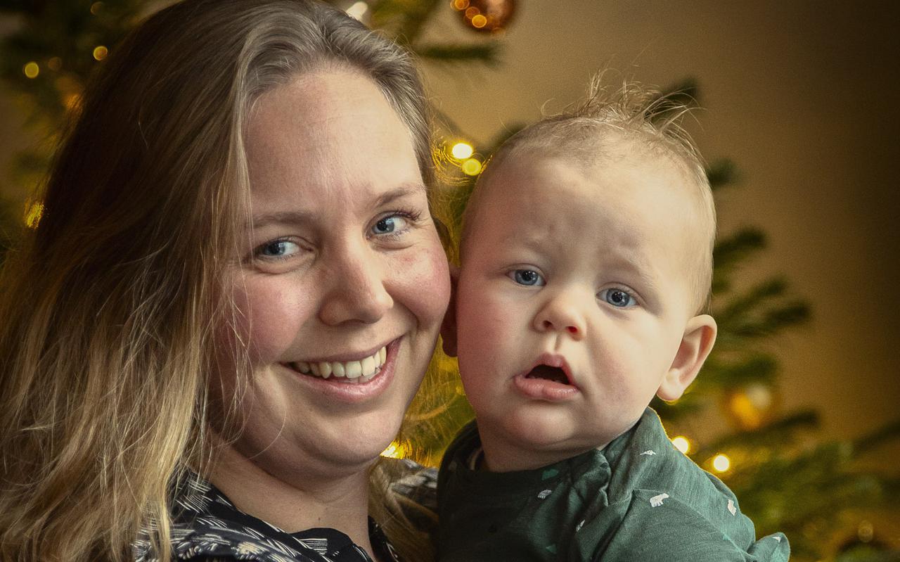 Verloskundige Sanne Rademaker met haar 'kerstkindje' Hugo