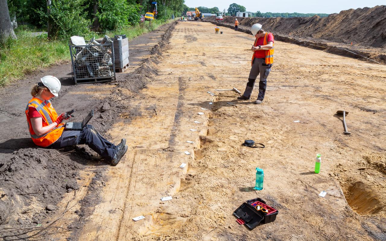 Archeologen verdiepen zich in de vondsten in Pesse. Archeologen verdiepen zich in de vondsten in Pesse.