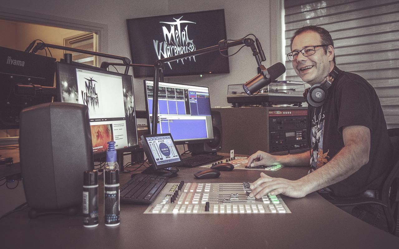 Niels de Roo is liefhebber van metalmuziek en zendt al 29 jaar het radioprogramma Metal Warehouse uit bij Radio Hoogeveen.