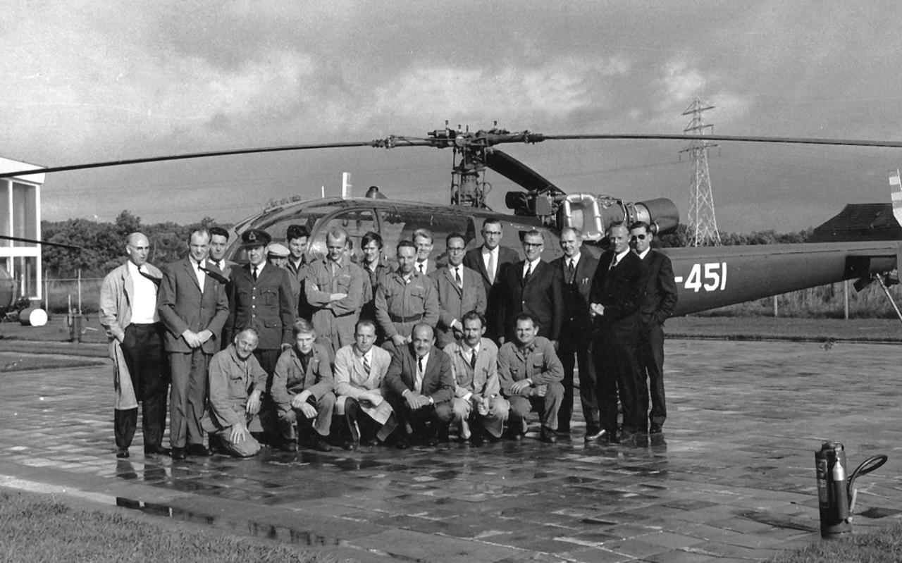 De eerste Alouette (de A-451) wordt in oktober 1967 afgeleverd aan de luchtmacht. Staand, 7de van rechts Henk Hartgers. Staand, uiterst rechts invlieger René van der Harten. Gehurkt, 2de van rechts Jan Krutzen.