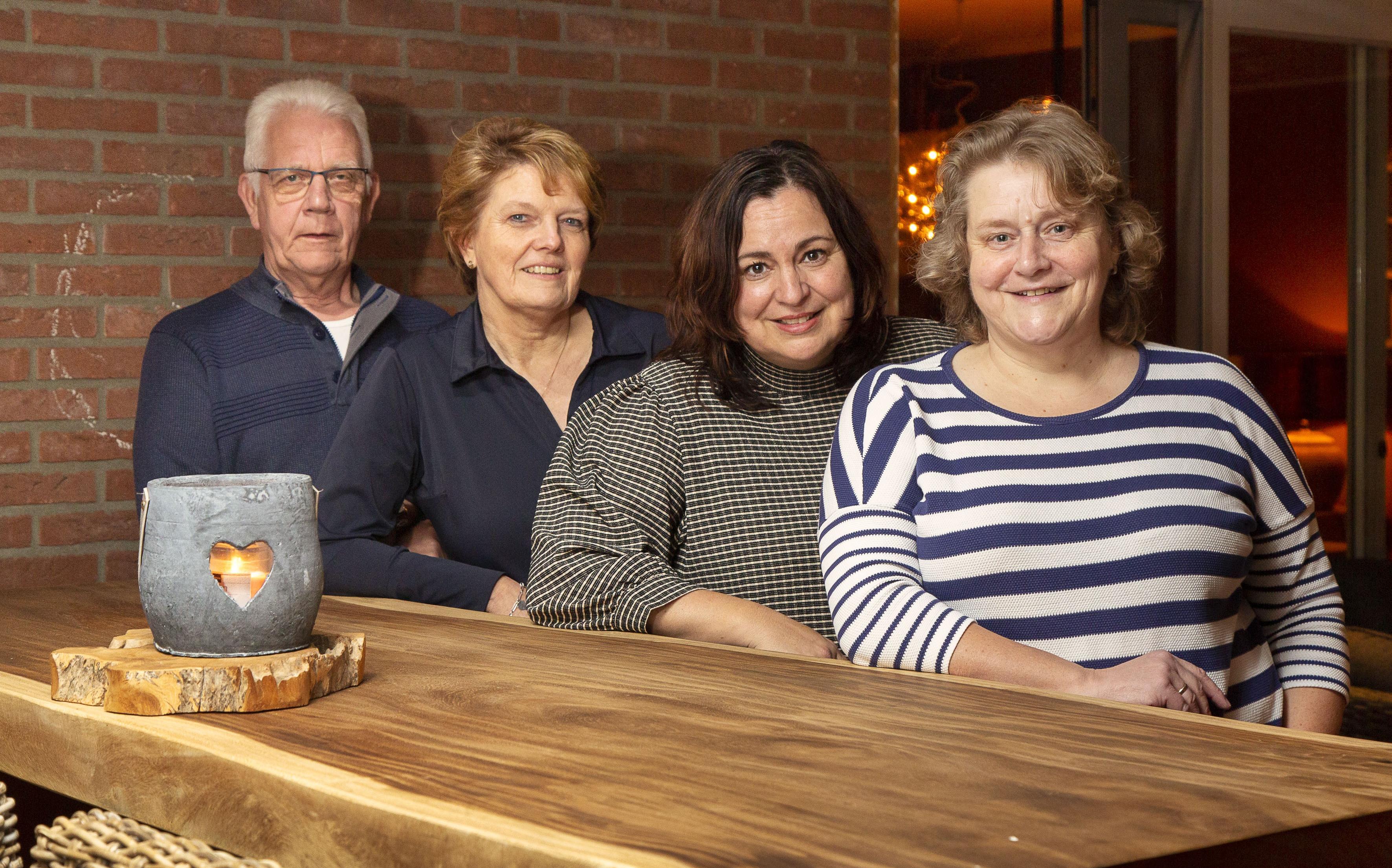 Van achter naar voren Joop Zomer, Elsje Otten, Karin Meinen en Hetty Annen. Niet op de foto staan penningmeester Jaap de Jong, Klaas Otten, Bert Vos en Freddy Everts. Deze laatste is ook drager. Van achter naar voren Joop Zomer, Elsje Otten, Karin Meinen en Hetty Annen. Niet op de foto staan penningmeester Jaap de Jong, Klaas Otten, Bert Vos en Freddy Everts. Deze laatste is ook drager.