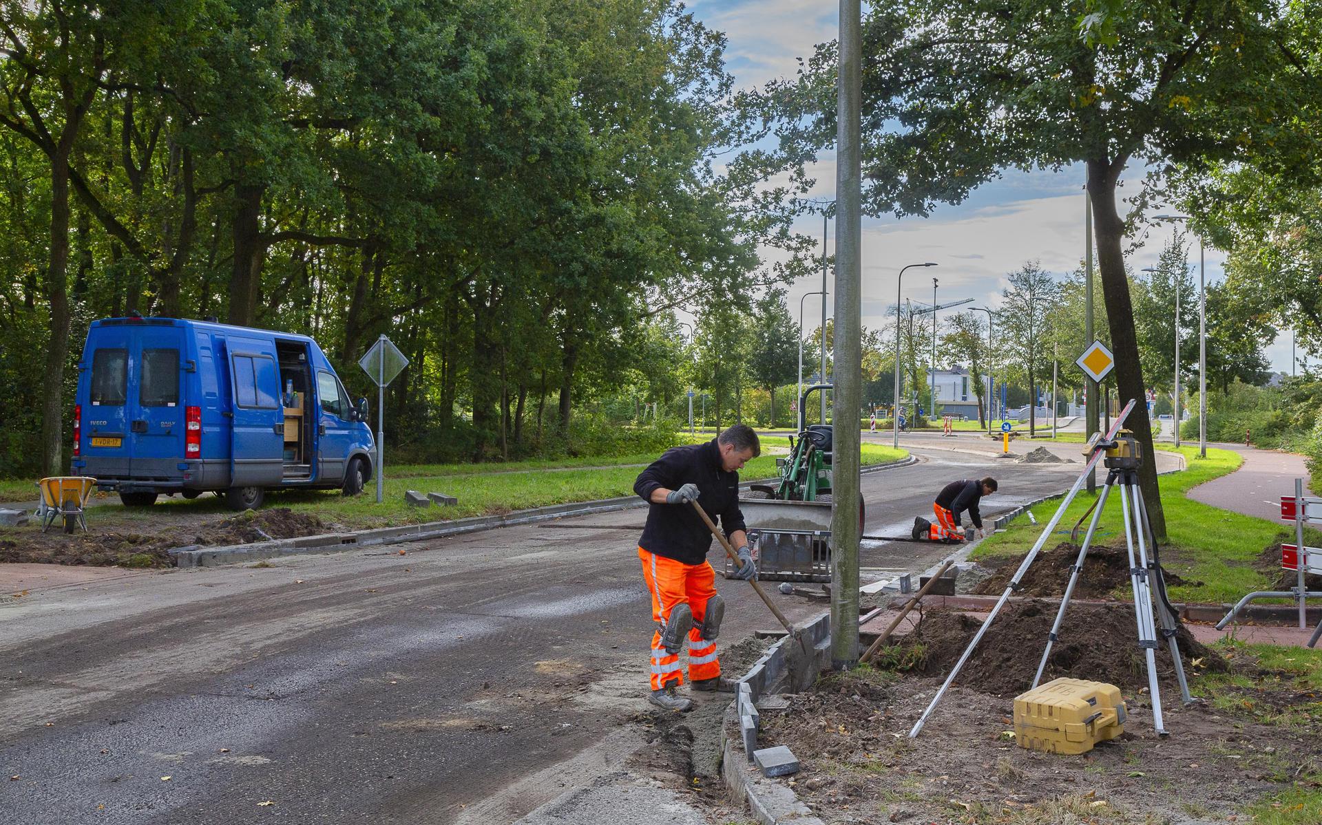 Voorbereidende werkzaamheden voor asfalteren op de Schutlandenweg.