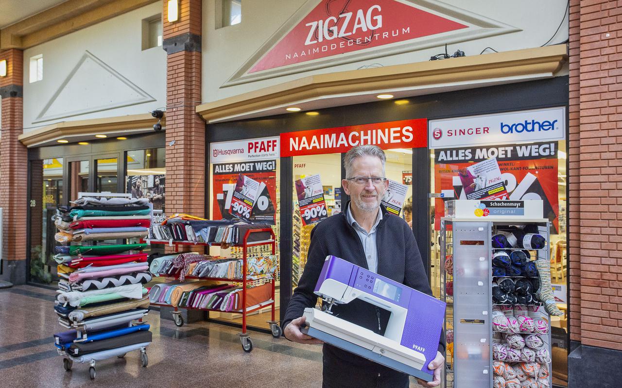  Warner Kikkert sluit zijn winkel Zigzag in de Tamboerpassage.