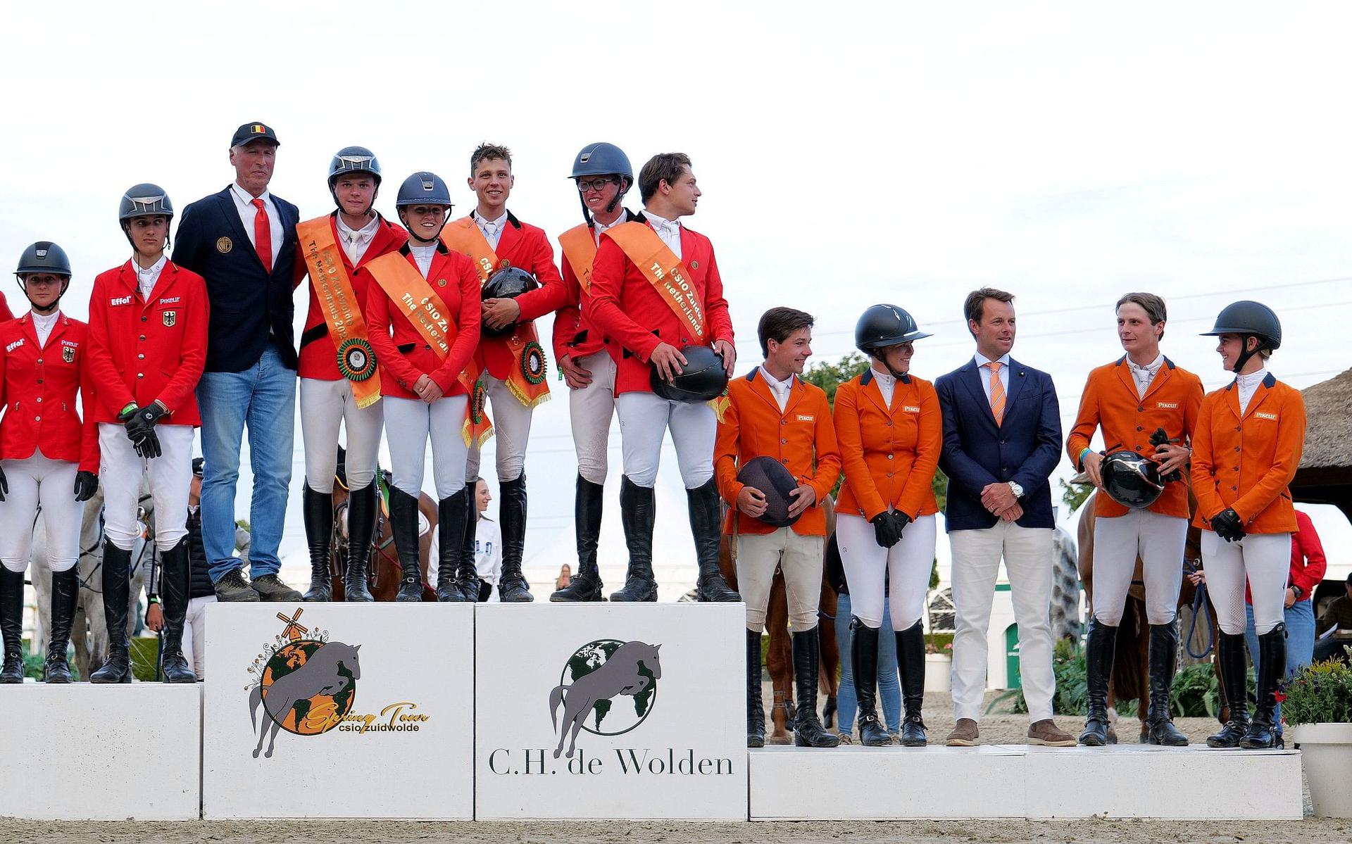 La squadra equestre olandese per la competizione nazionale juniores senior ha ottenuto il terzo posto sul podio dopo Belgio e Germania