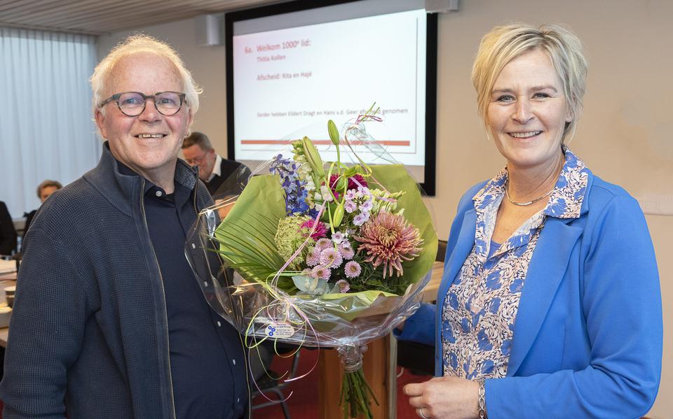 Bestuurslid van De Vrienden van De Tamboer, Bert Hooijer (links) feliciteert Thitia Kollen uit Dedemsvaart, omdat zij het duizendste lid van de vereniging is.