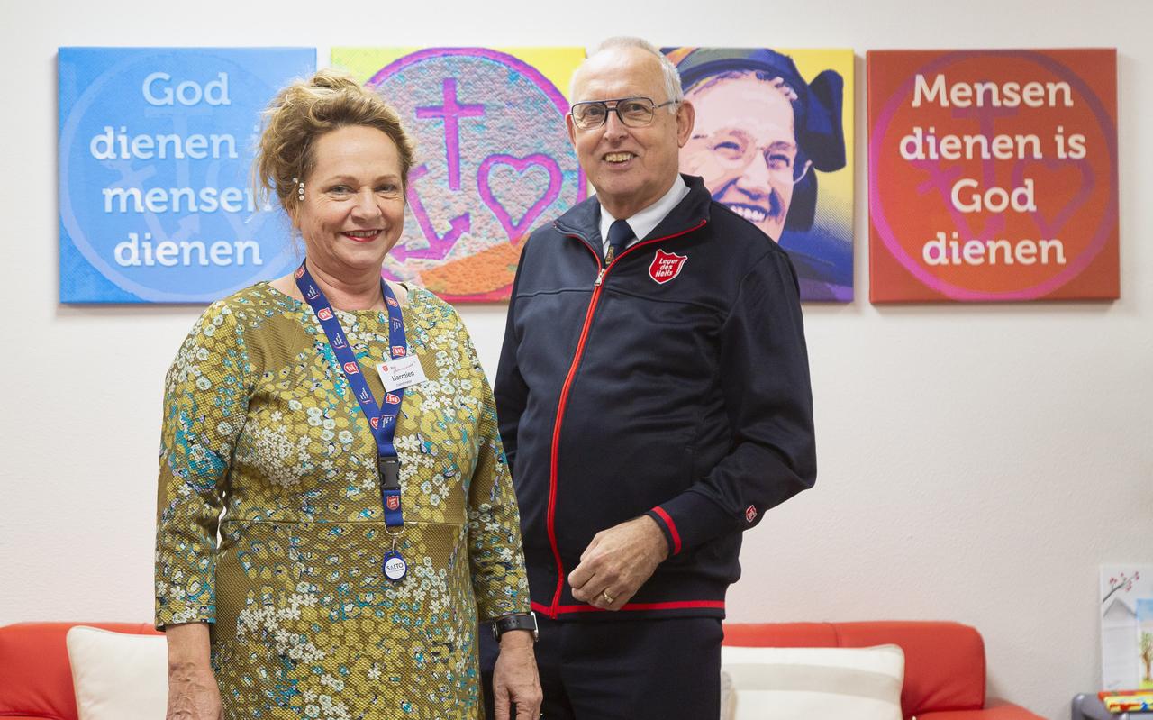 Harmien Beens en majoor Jaap Kroeskop in Bij Bosshardt. Harmien Beens en majoor Jaap Kroeskop in Bij Bosshardt.