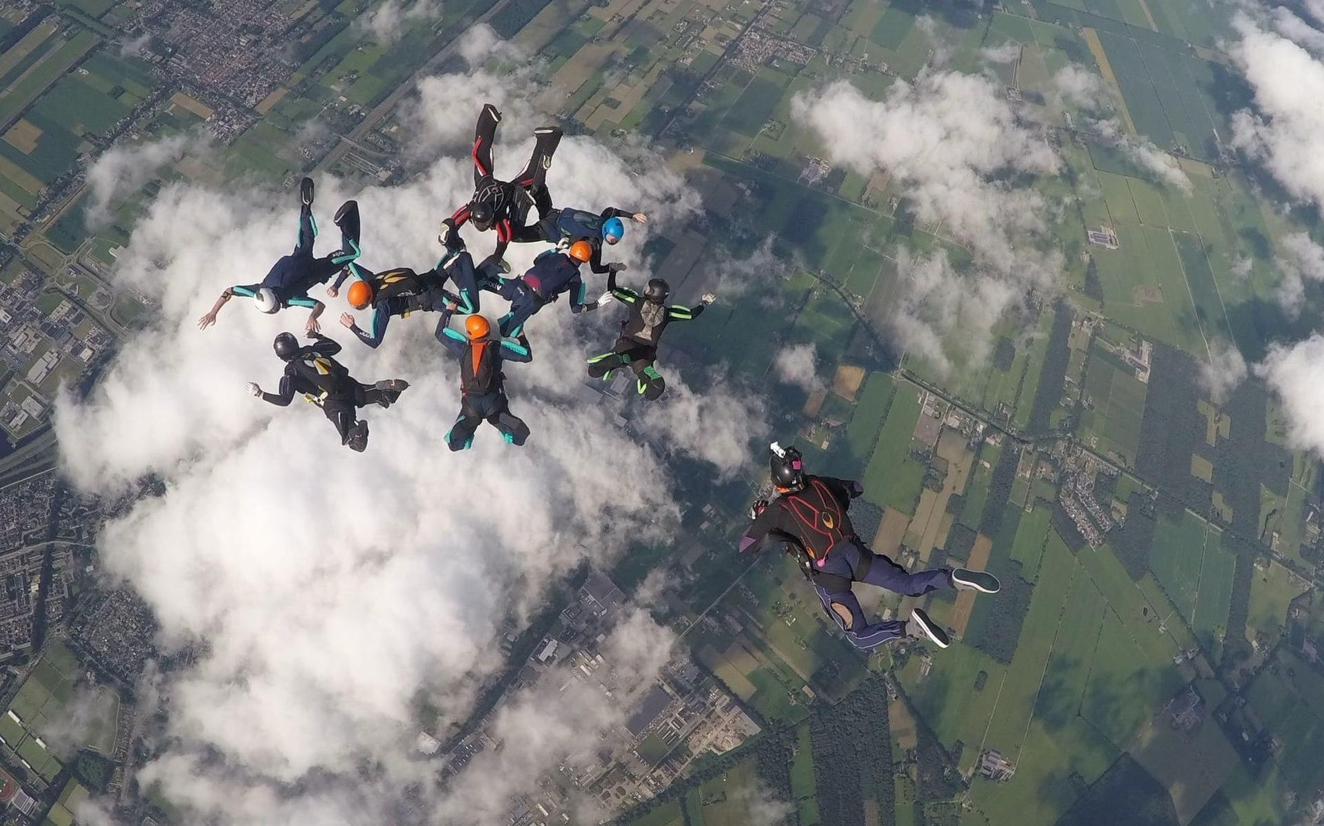 In het eerste weekend van september zullen heel wat parachutisten boven Hoogeveen te zien zijn.