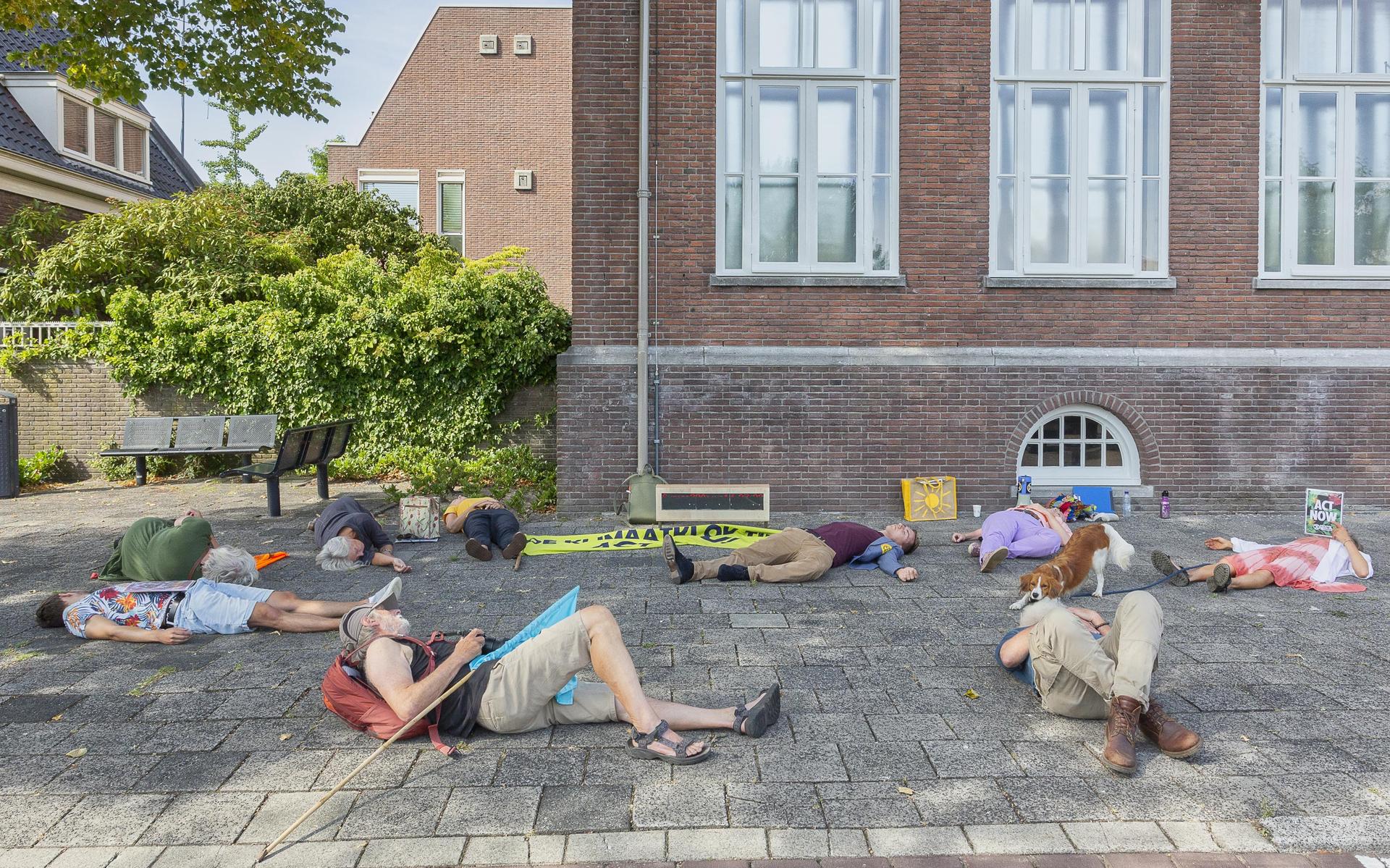 Leden van actiegroep Extinction Rebellion en enkele bezorgde Hoogeveners liggen voor dood voor het Raadhuis.