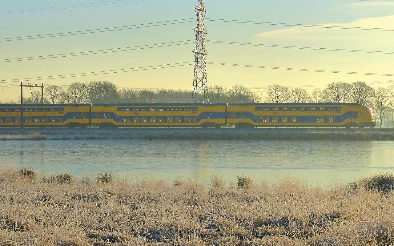 Trein op spoordijk richting Hoogeveen. Trein op spoordijk richting Hoogeveen.