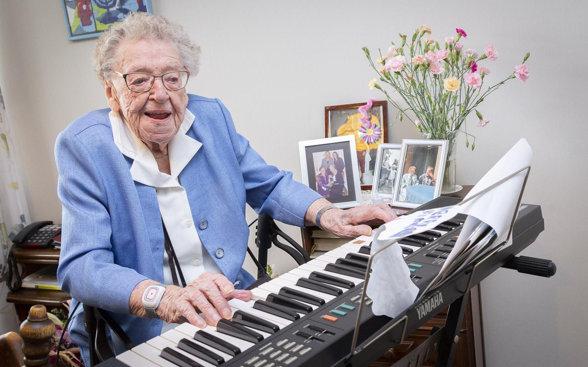 De 104-jarige Truida Schonewille-Stoter speelt nog dagelijks even op haar electronisch orgel.